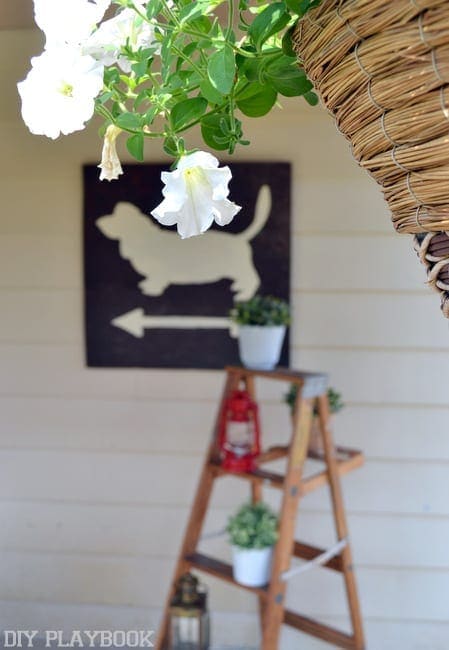 Fresh flowers add a nice decor element to any patio area. 