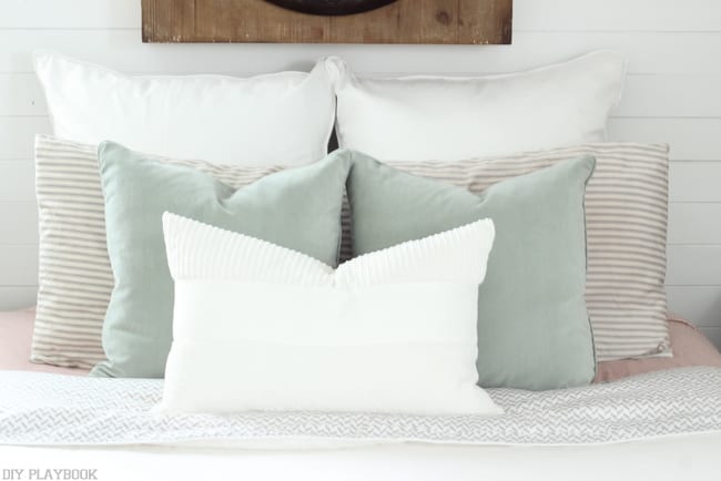 How To Arrange Euro Shams On Your Bed, Putting King Pillows On Queen Bed