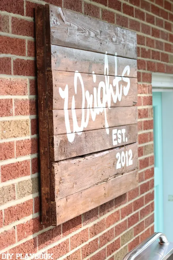 This custom wooden pallet sign makes the perfect Father's Day gift. 