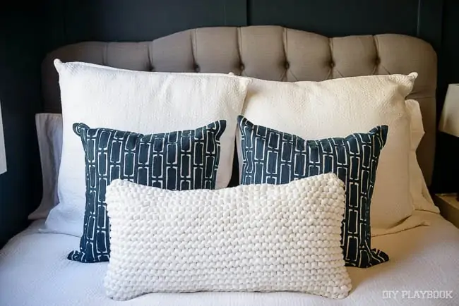 The navy throw pillows look great against the cream throw. 