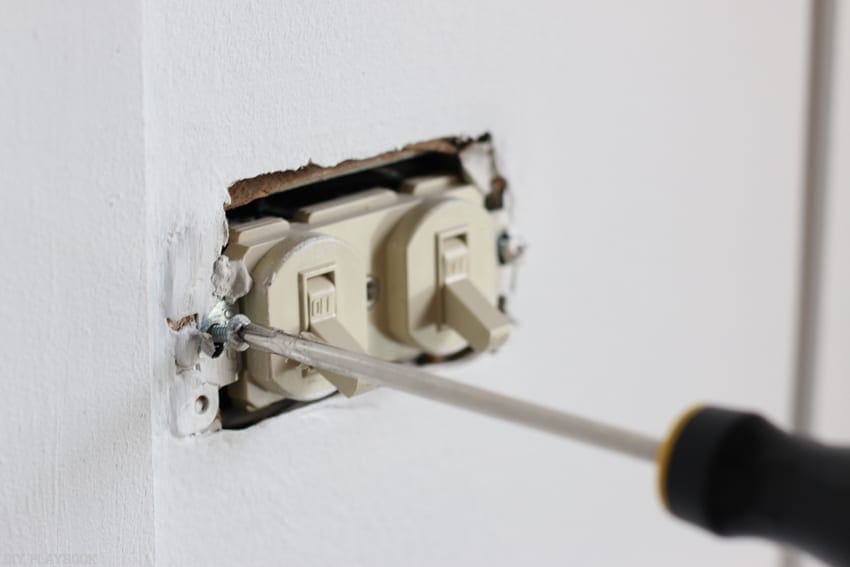 changing_electrical_light_switch-4