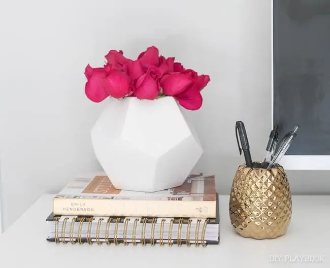 roses-vase-flowers-desk