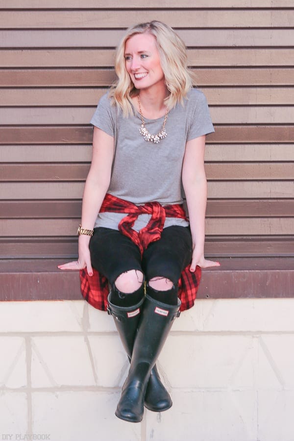 Casual look for the weekend in ripped jeans and a flannel - see how awesome the sparkly statement necklace works with this outfit?