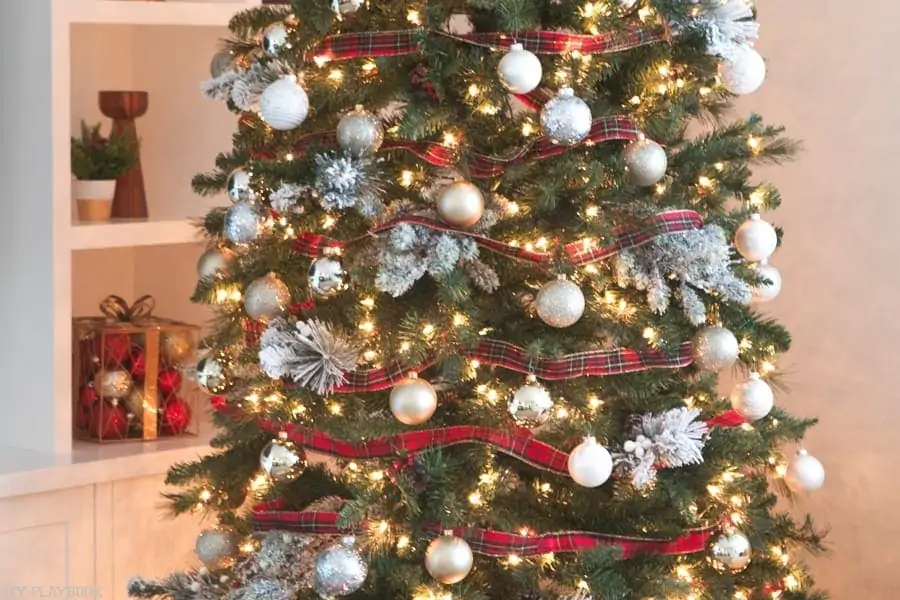 Get a closer look at this gorgeous Pretty and Plaid Christmas Tree!