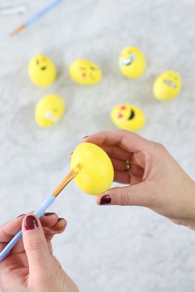 How to make emoji easter eggs for easter