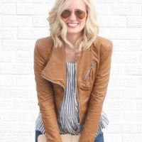 Brown leather jacket and aviator glasses look cute with casual beachy waves.