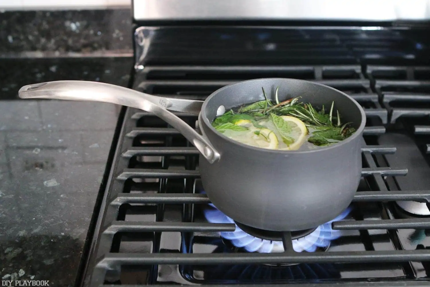 Set the pot with the mixture over heat to release the aroma. 