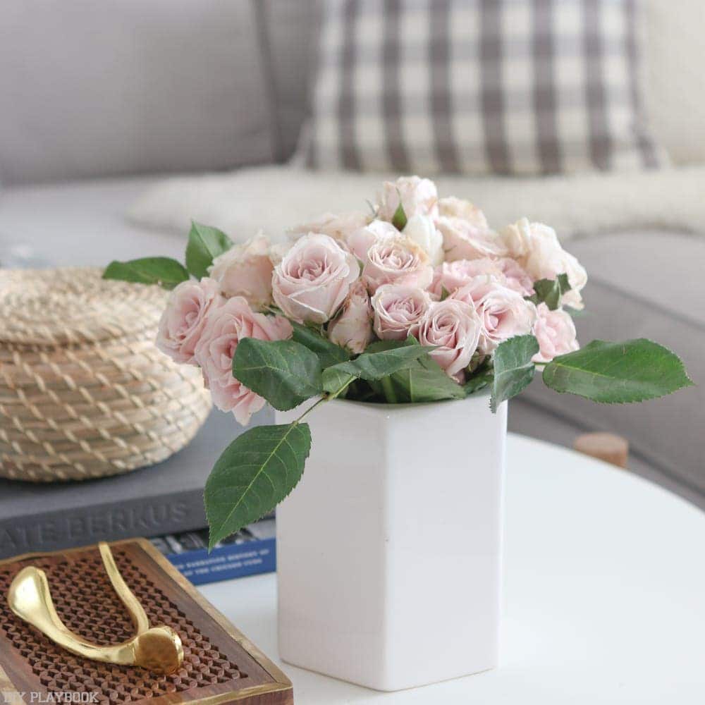 round_modern_coffee_table-roses_vase_flowers