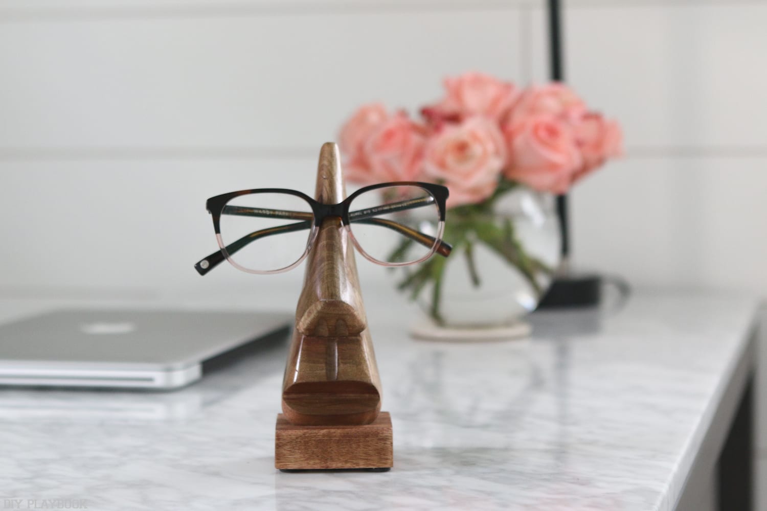 Glasses holder, flowers, and office accessories.