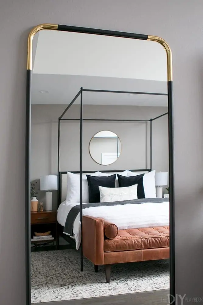 the large full body mirror in the room makes it feel larger than it is. 