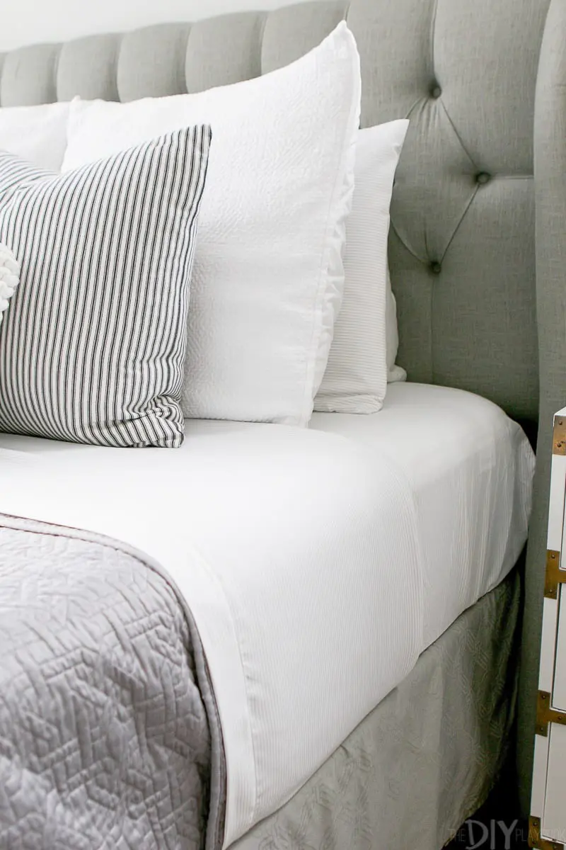 How to make your queen-sized bed with pillows. 