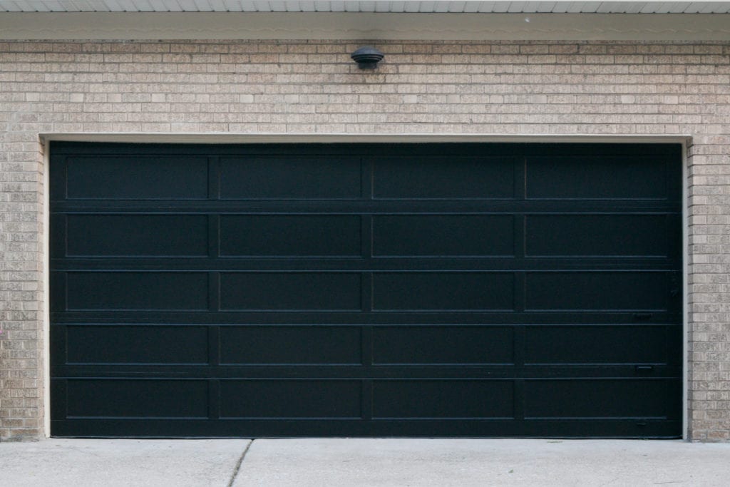 pintar uma porta de garagem de preto