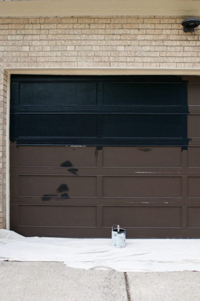 os passos para pintar uma porta de garagem