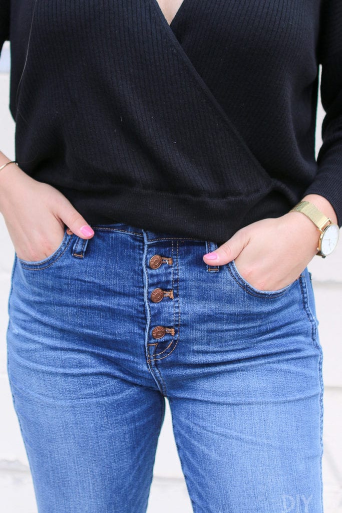 Buttons on these high-waisted jeans are the perfect detailing