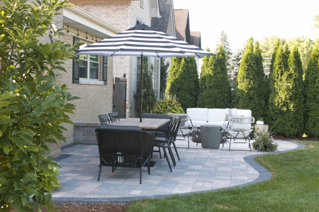 a black and white patio makeover with tutorials