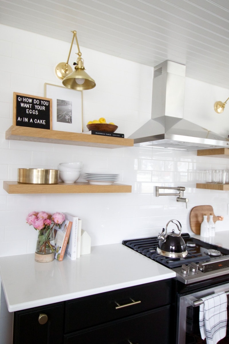 Style Open Shelves In The Kitchen, What Do You Put On Open Shelves In Kitchen