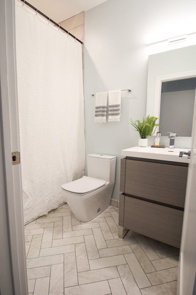 Neutral guest bathroom in a contemporary condo