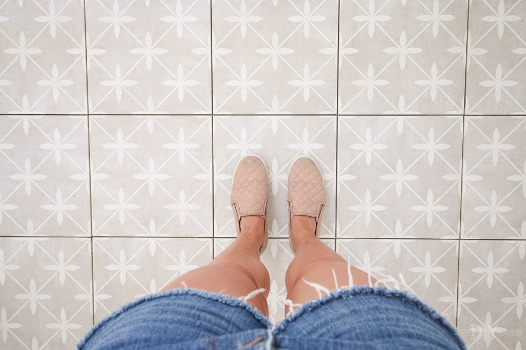 Patterned floor tile