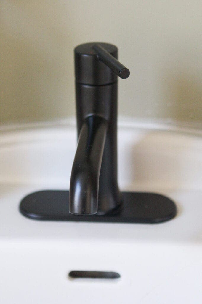 Black bathroom faucet