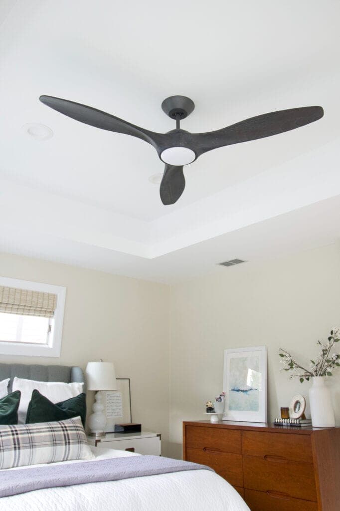 Ceiling blades should go counterclockwise in the summer to cool down a space