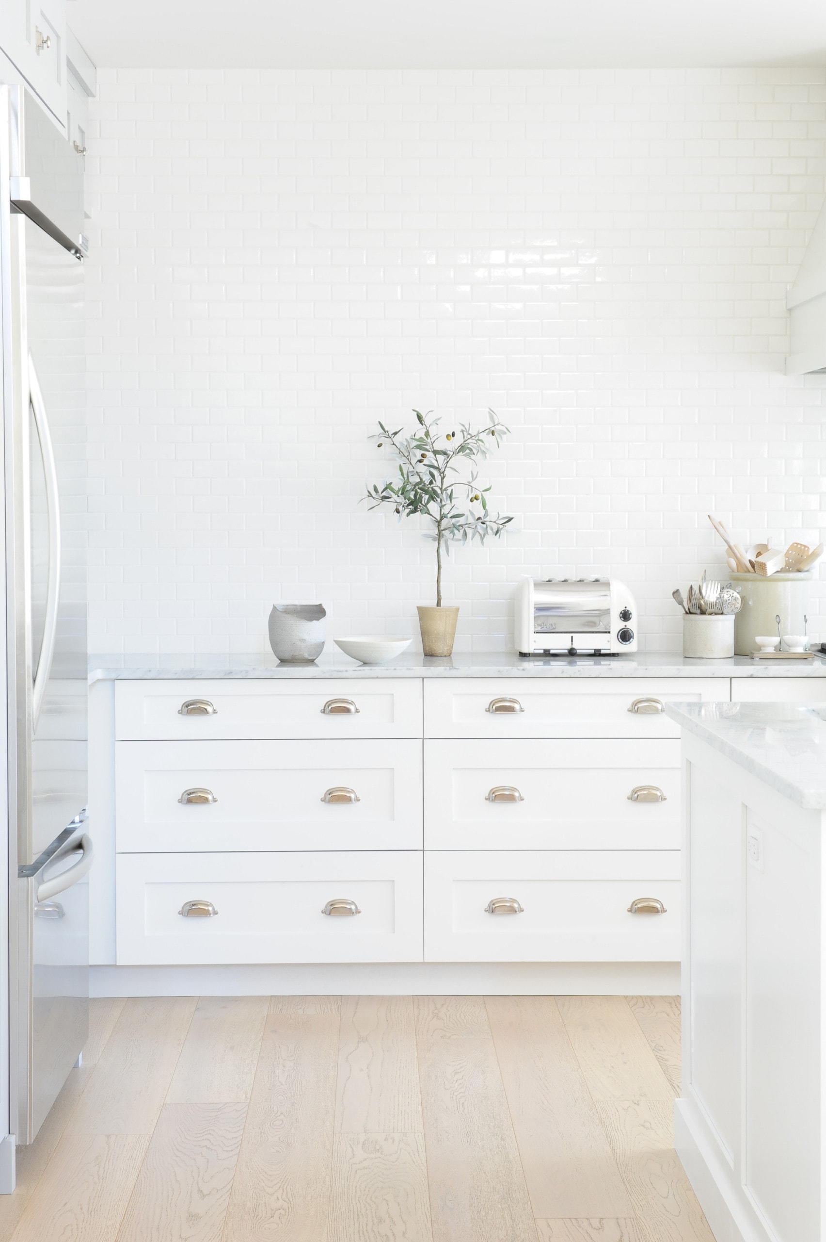 white kitchen cabinets and subway tile