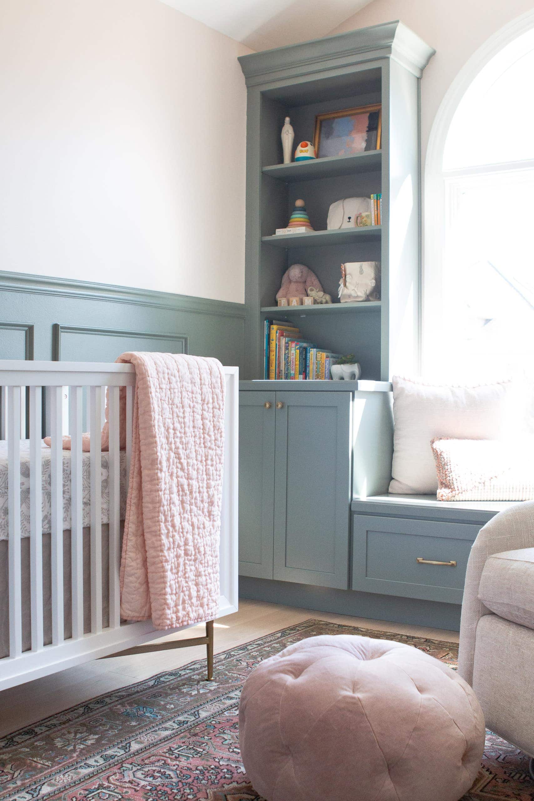 How to decorate shelves in a nursery