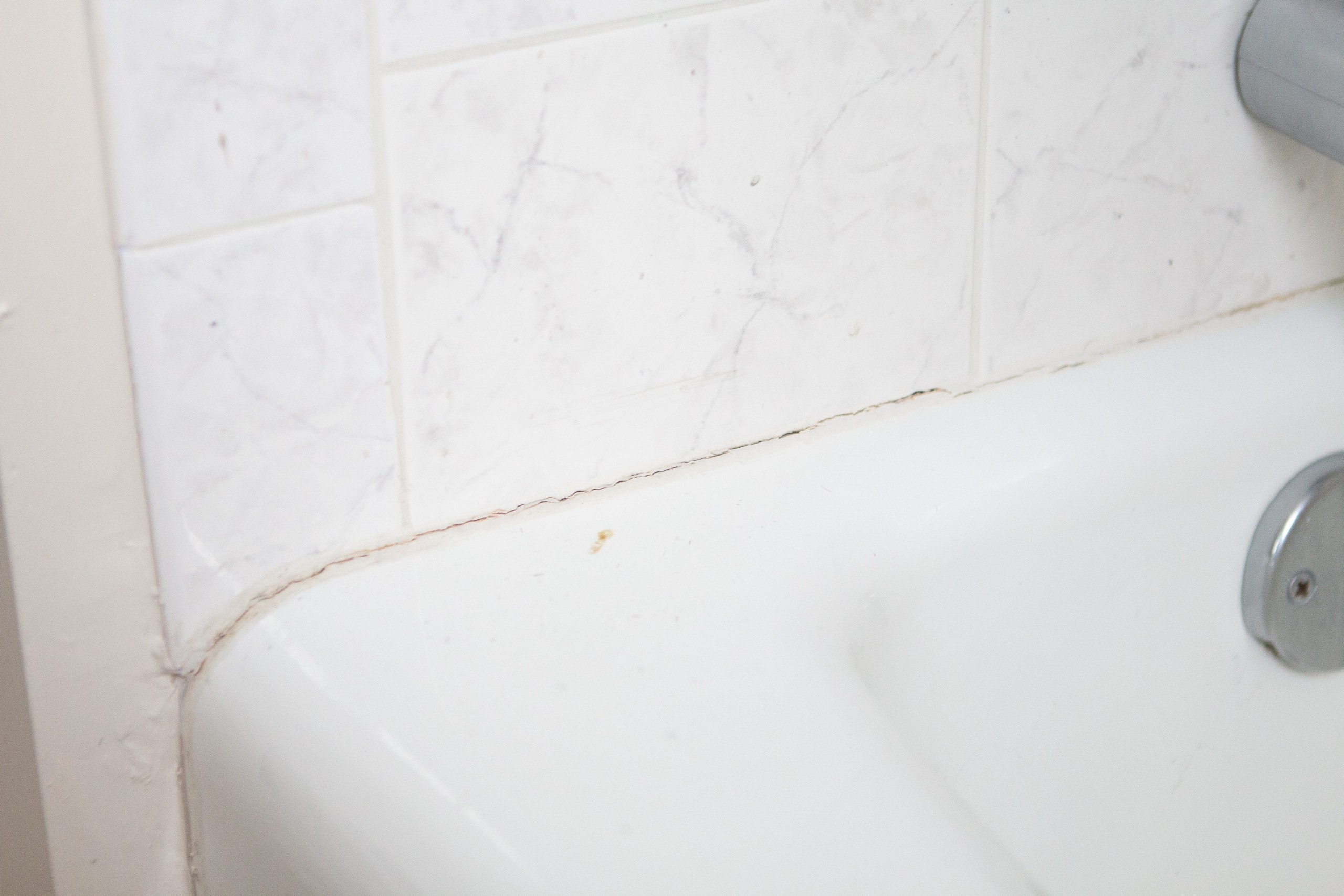 How to recaulk a bathtub in your bathroom