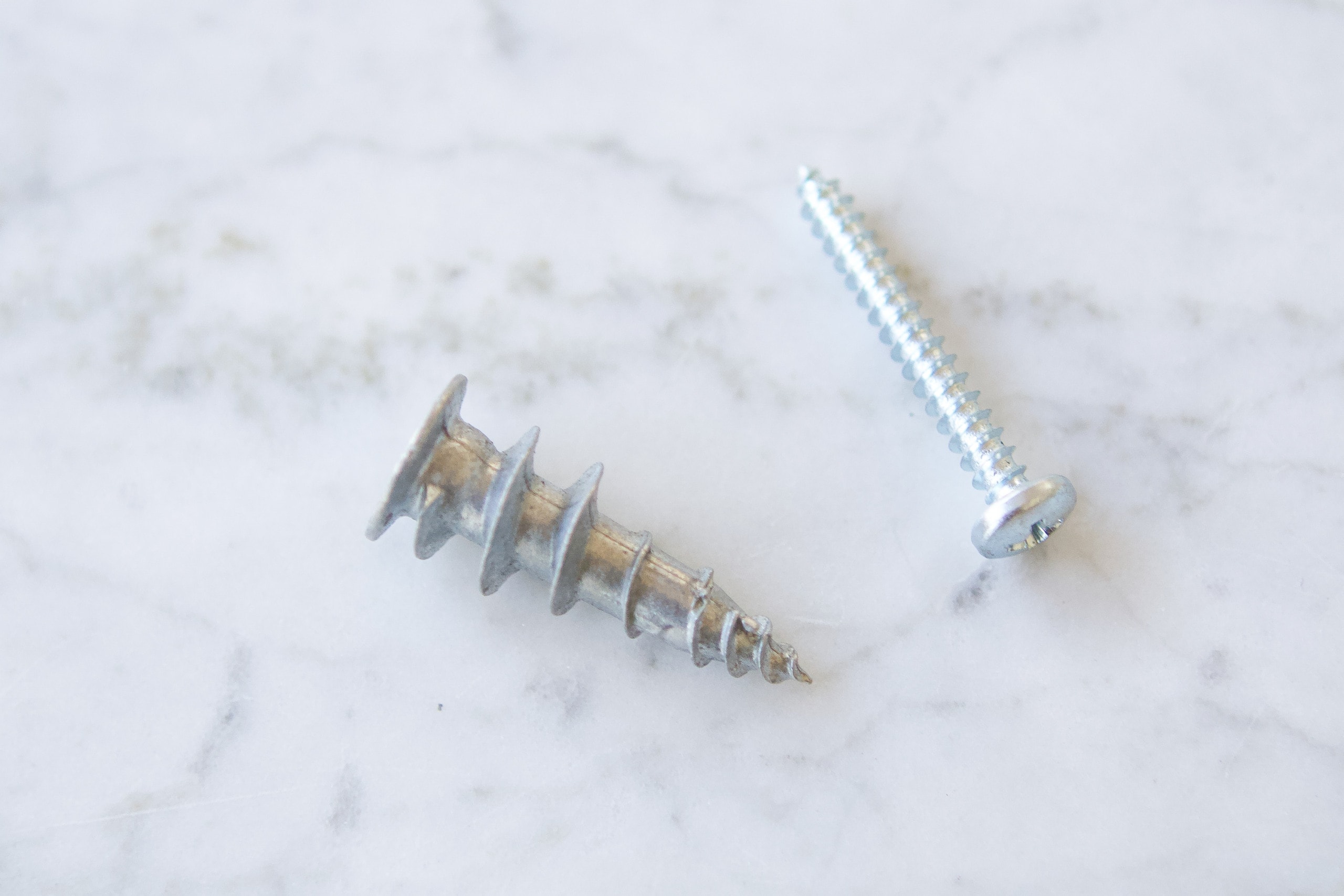 Wall anchors for plaster walls