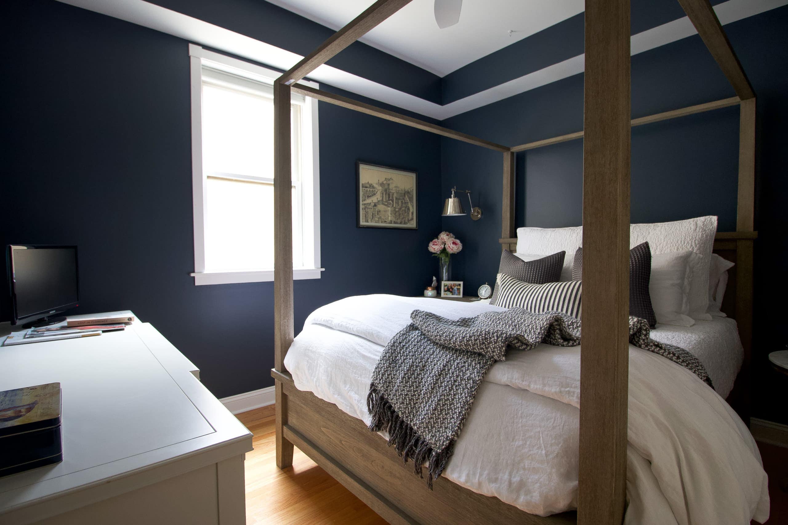 Sources for this navy guest bedroom
