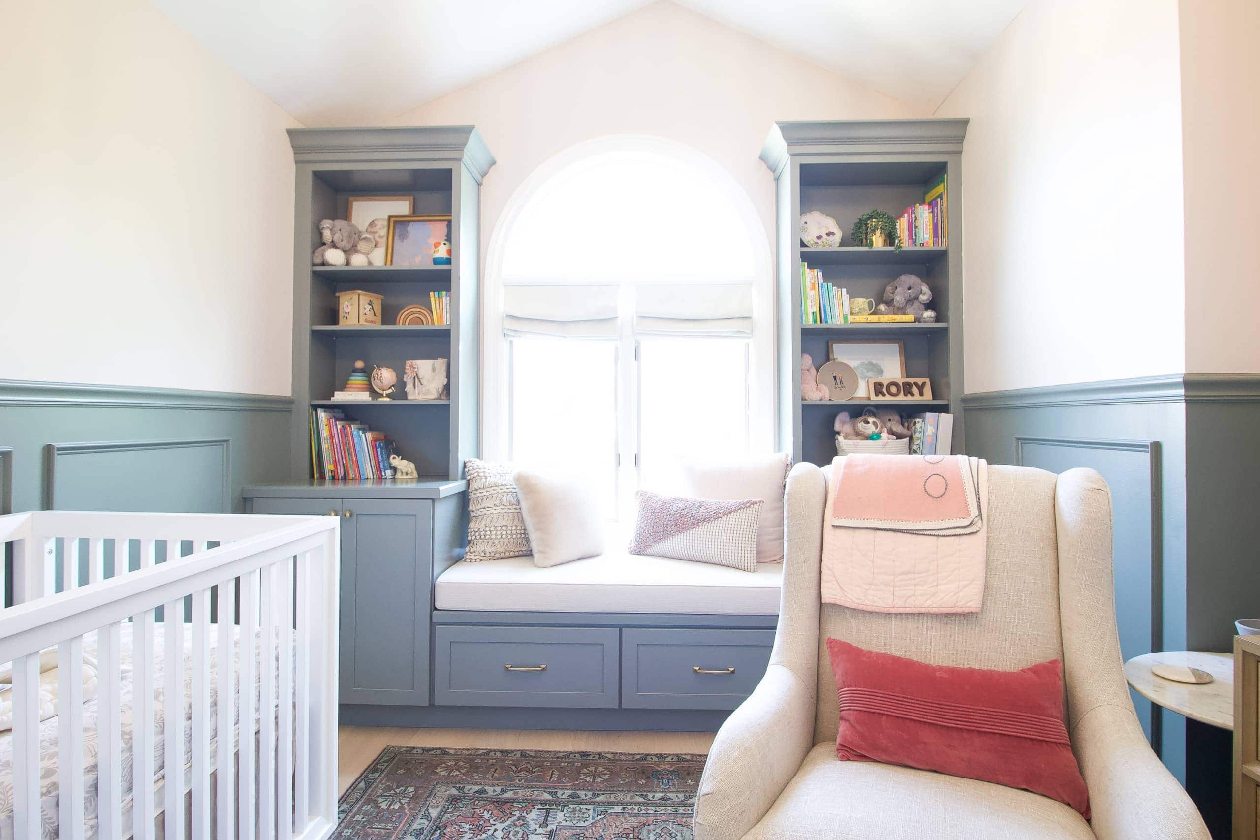 My best tips to style shelves in a nursery