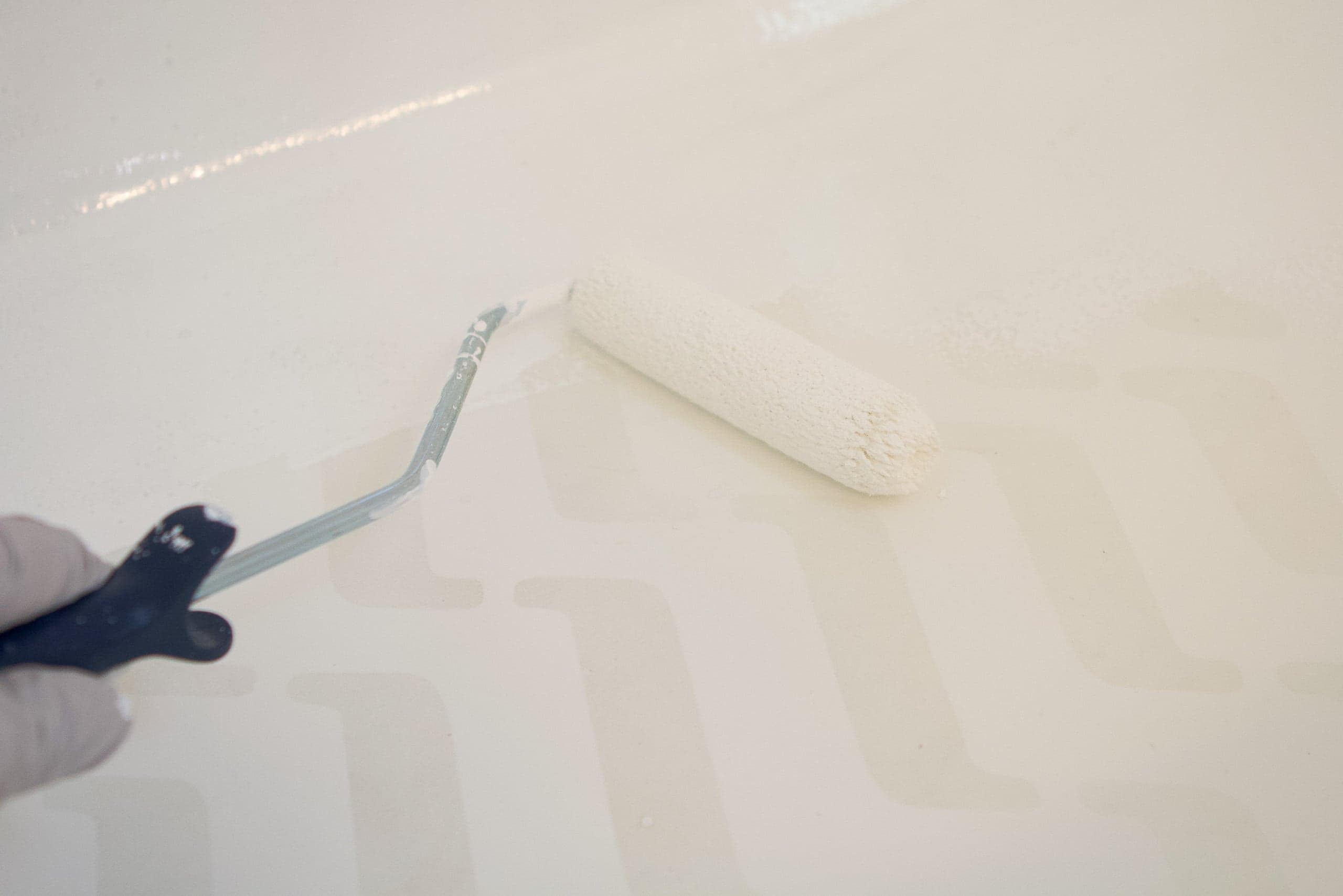 Use the paint roller on your bathtub