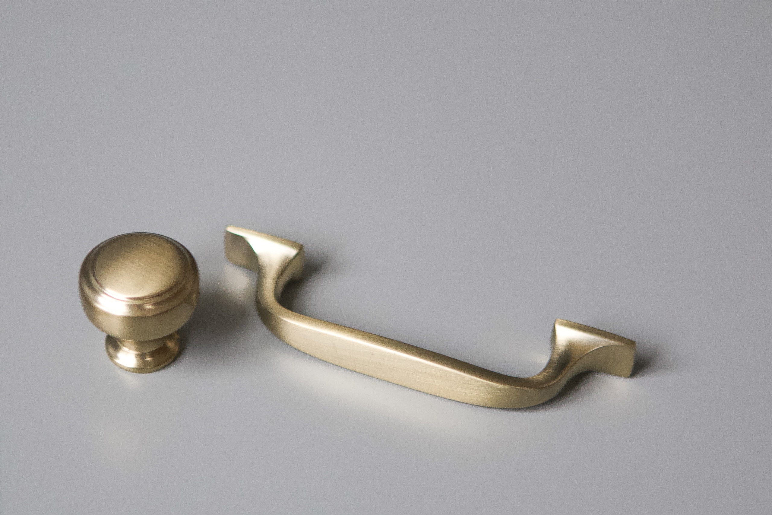 Brass knob and pull for the kitchen