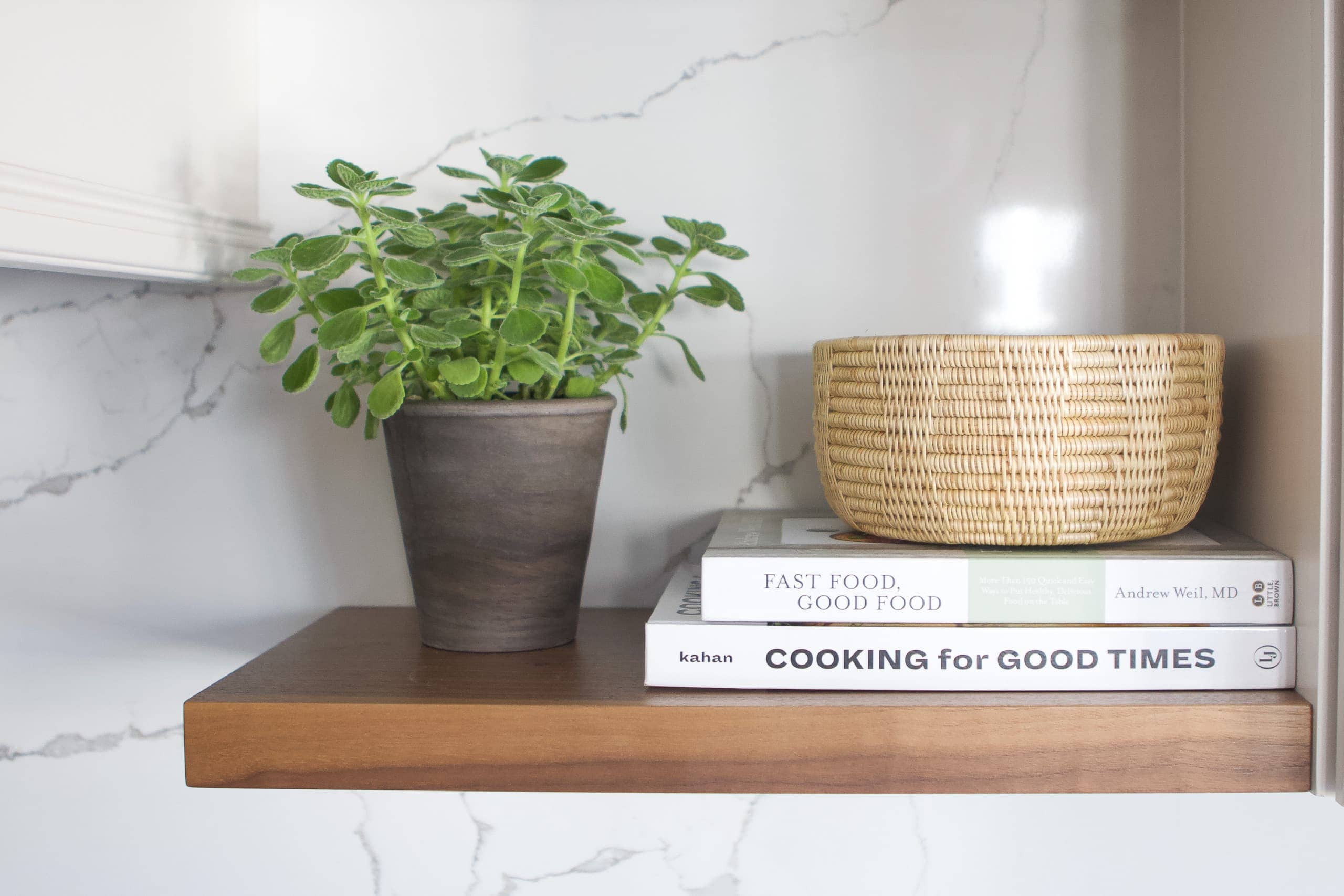tips to decorate kitchen shelves