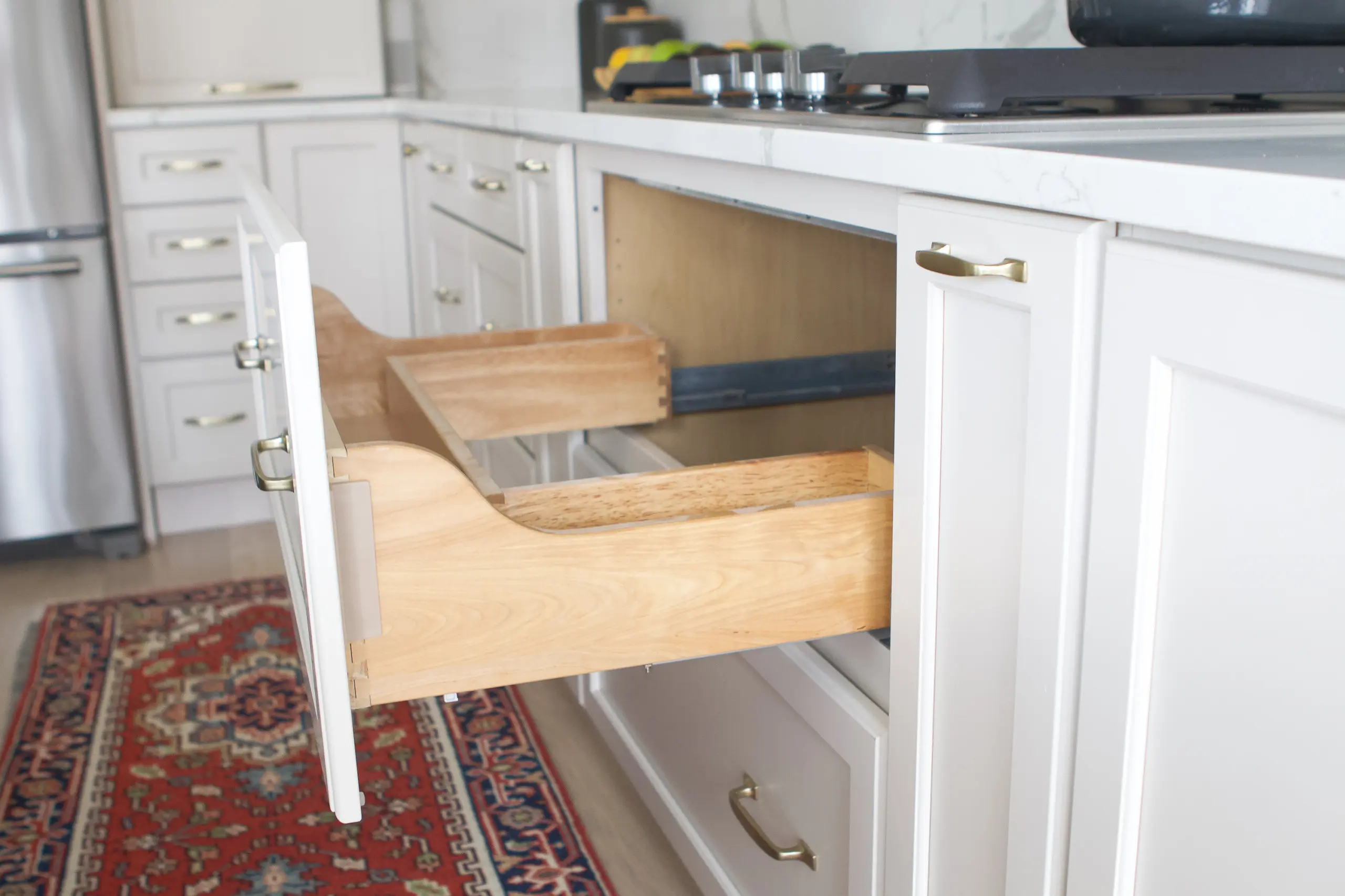 U-shaped drawer underneath the stovetop