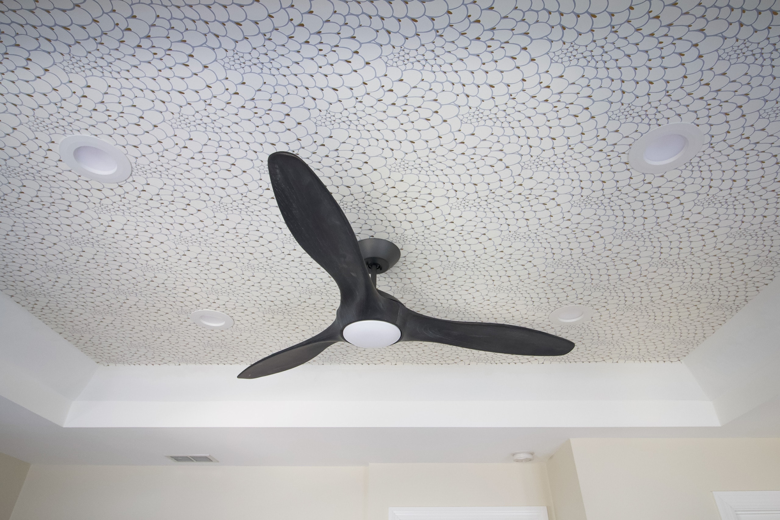 Tips to wallpaper the ceiling