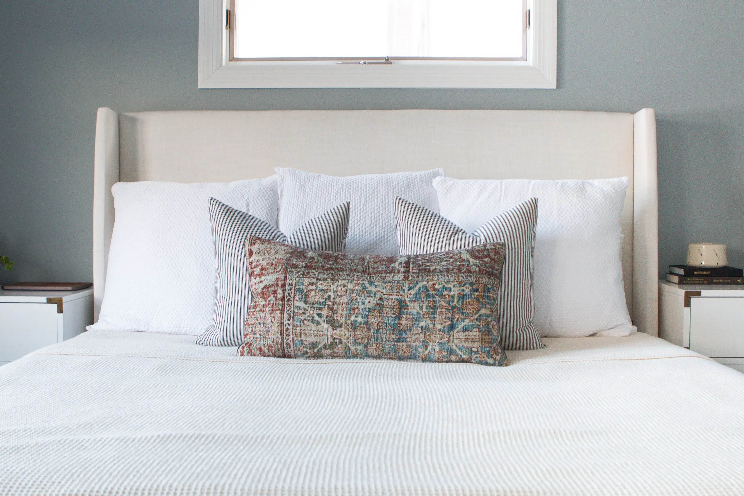 Arrange Pillows On A King Sized Bed, King Bed Decorative Pillows