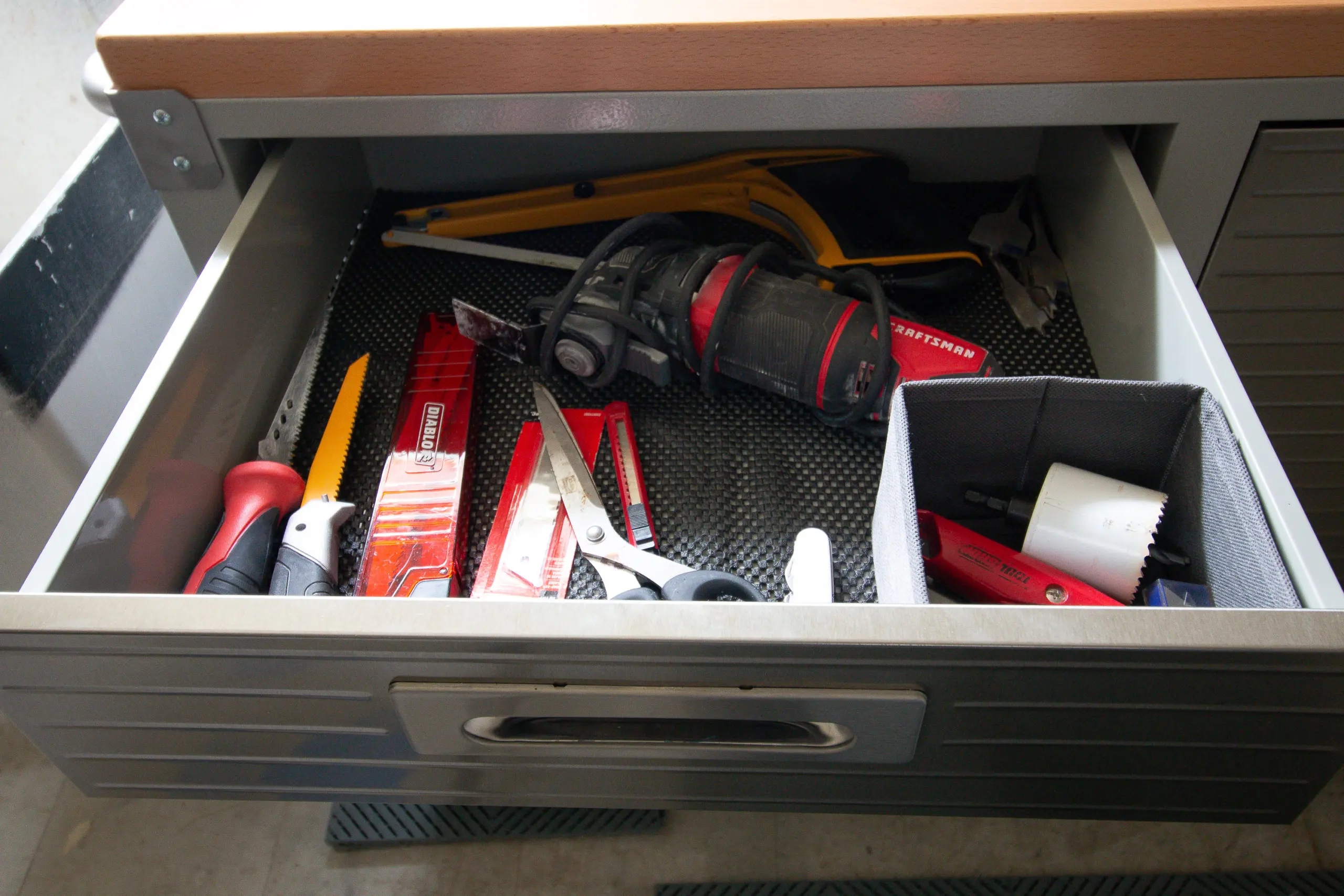 Organizing each drawer tool bench