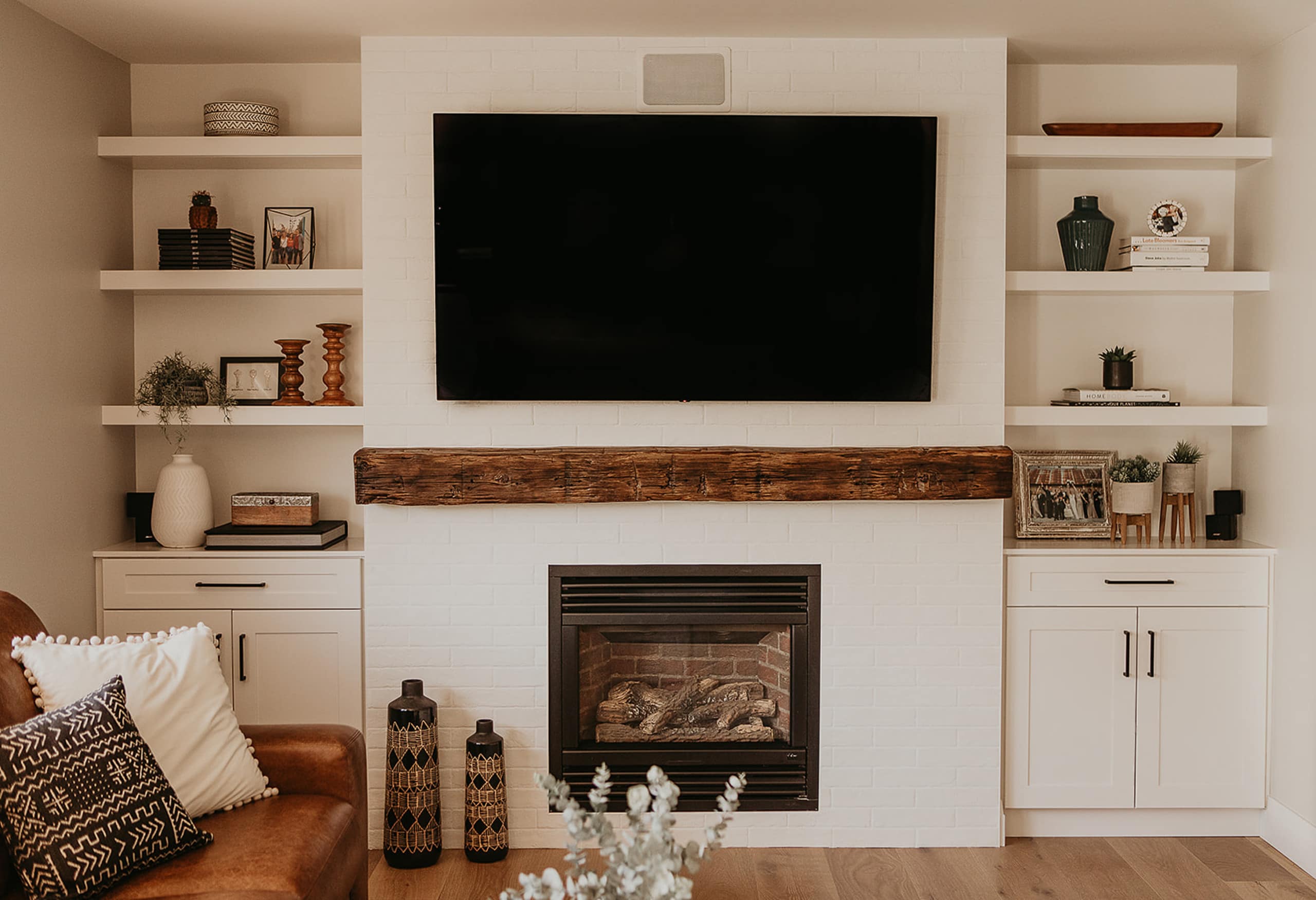 Modern farmhouse style in a living room with a wood mantle