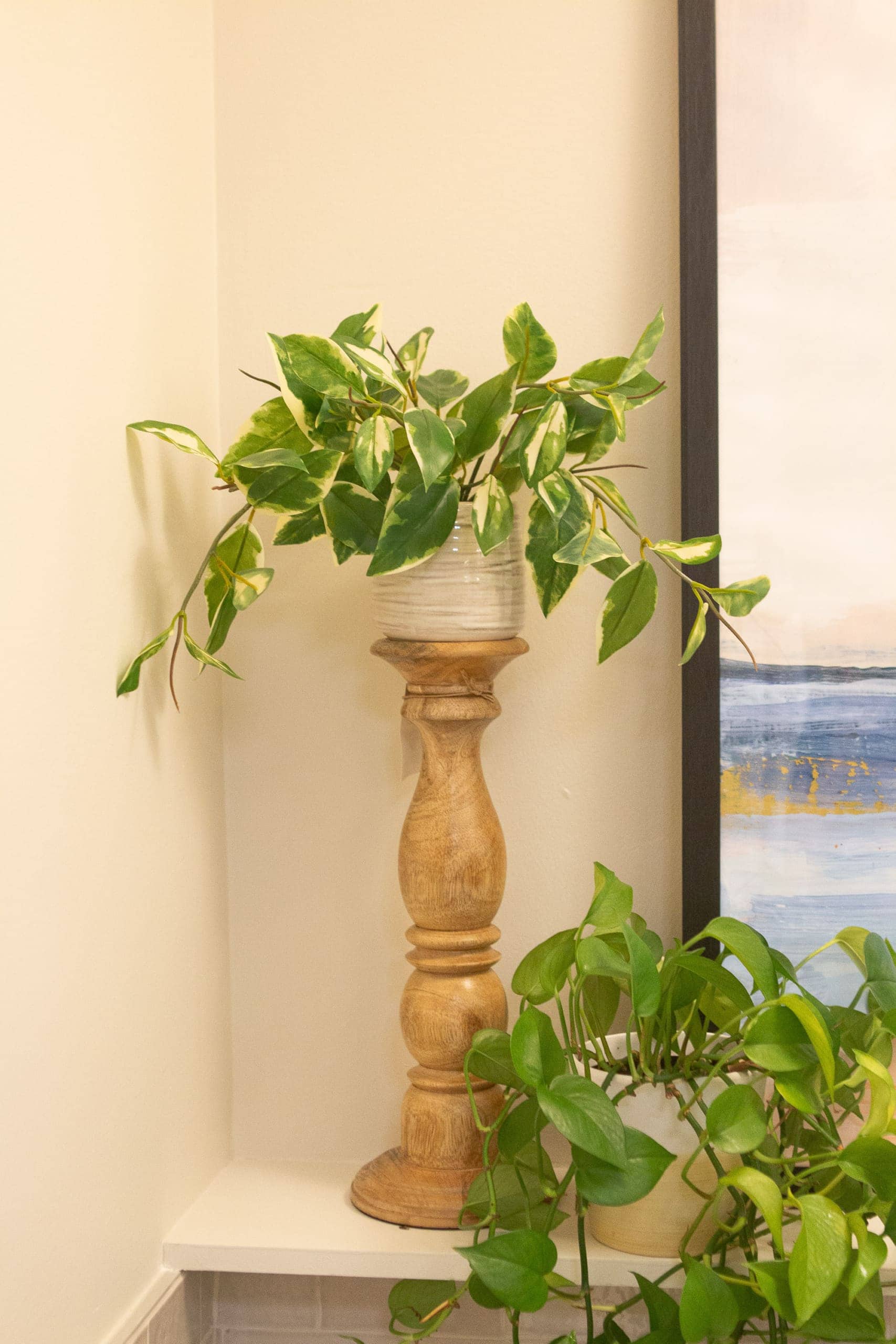 Using faux and real plants in a bathroom