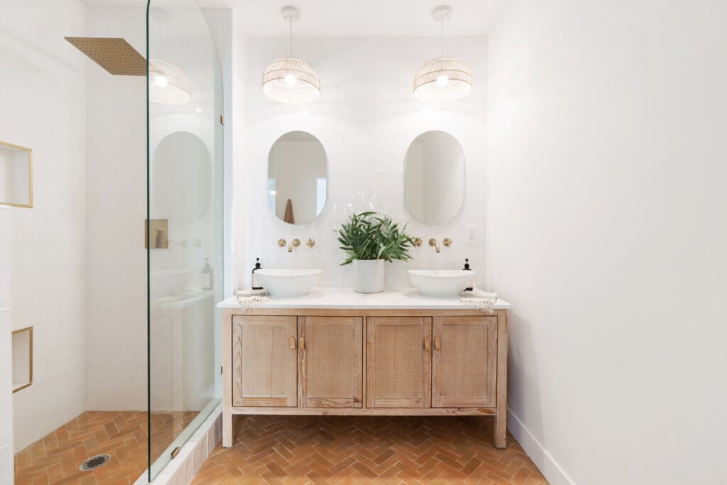 A main bathroom suite with hanging pendants 