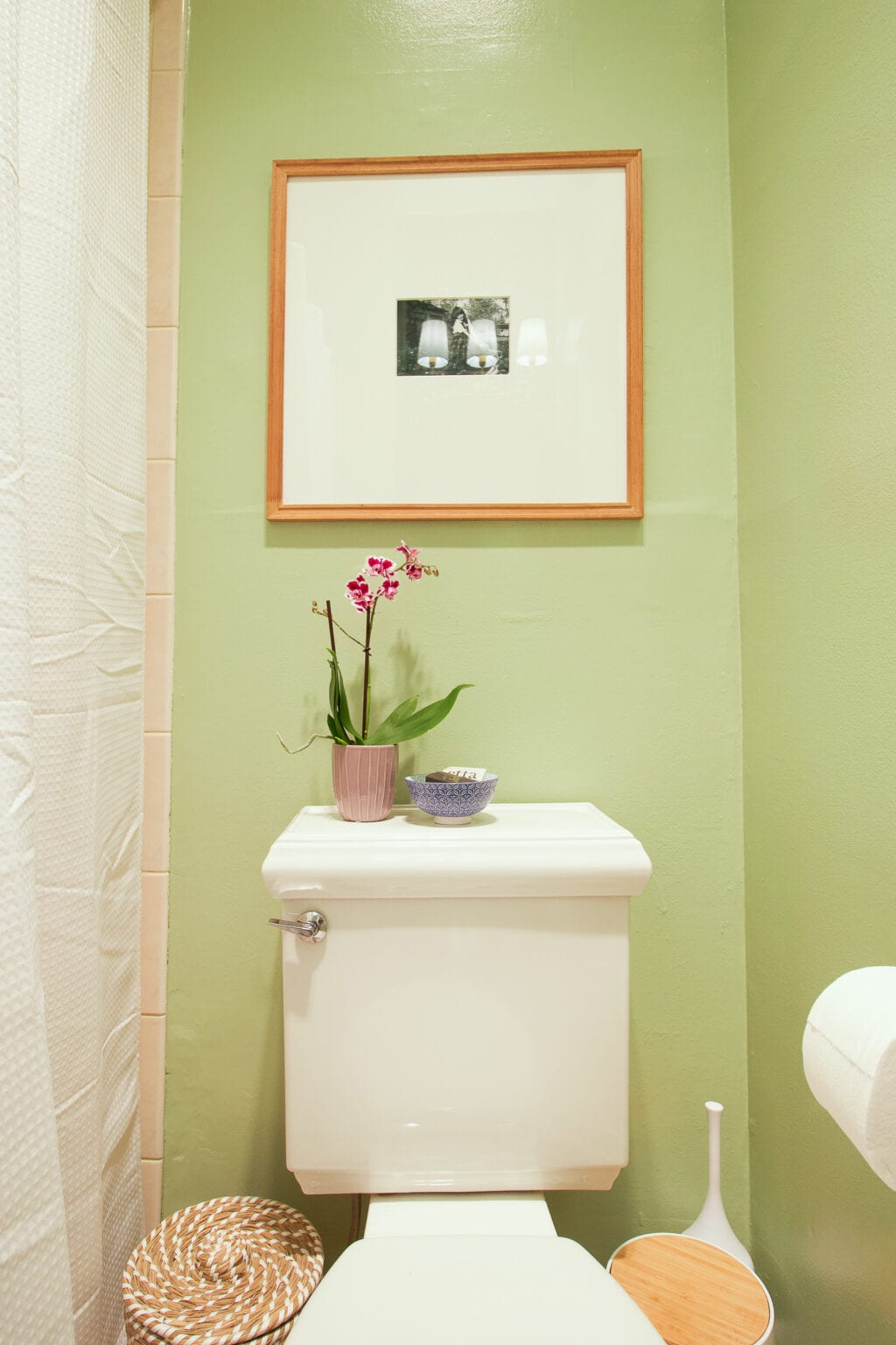 A small and colorful bathroom 