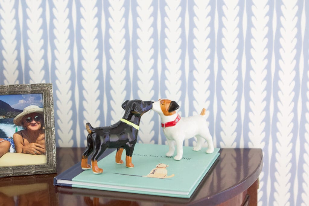 Kissing dog salt and pepper shakers