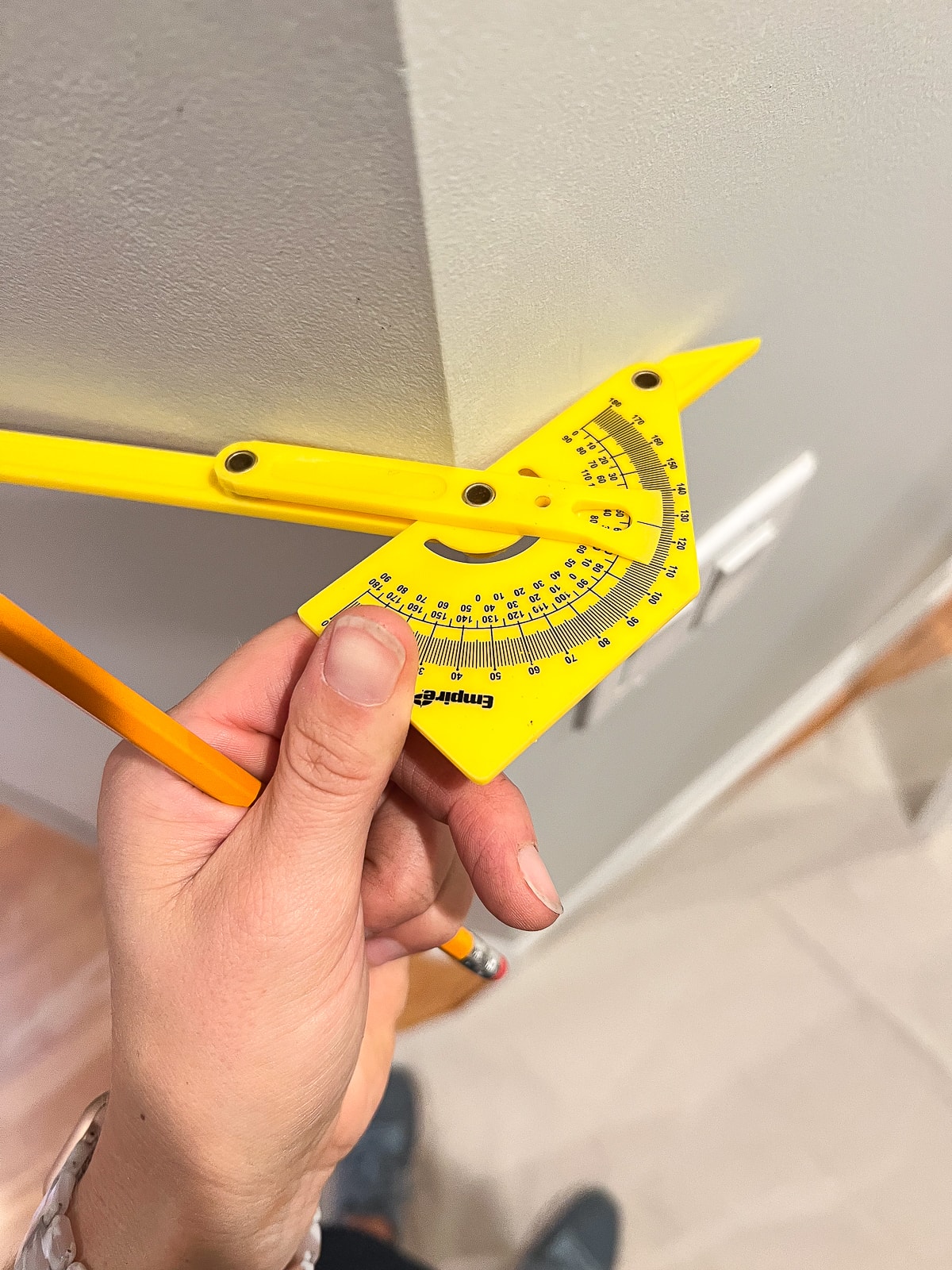 How to measure an outside angle for trim