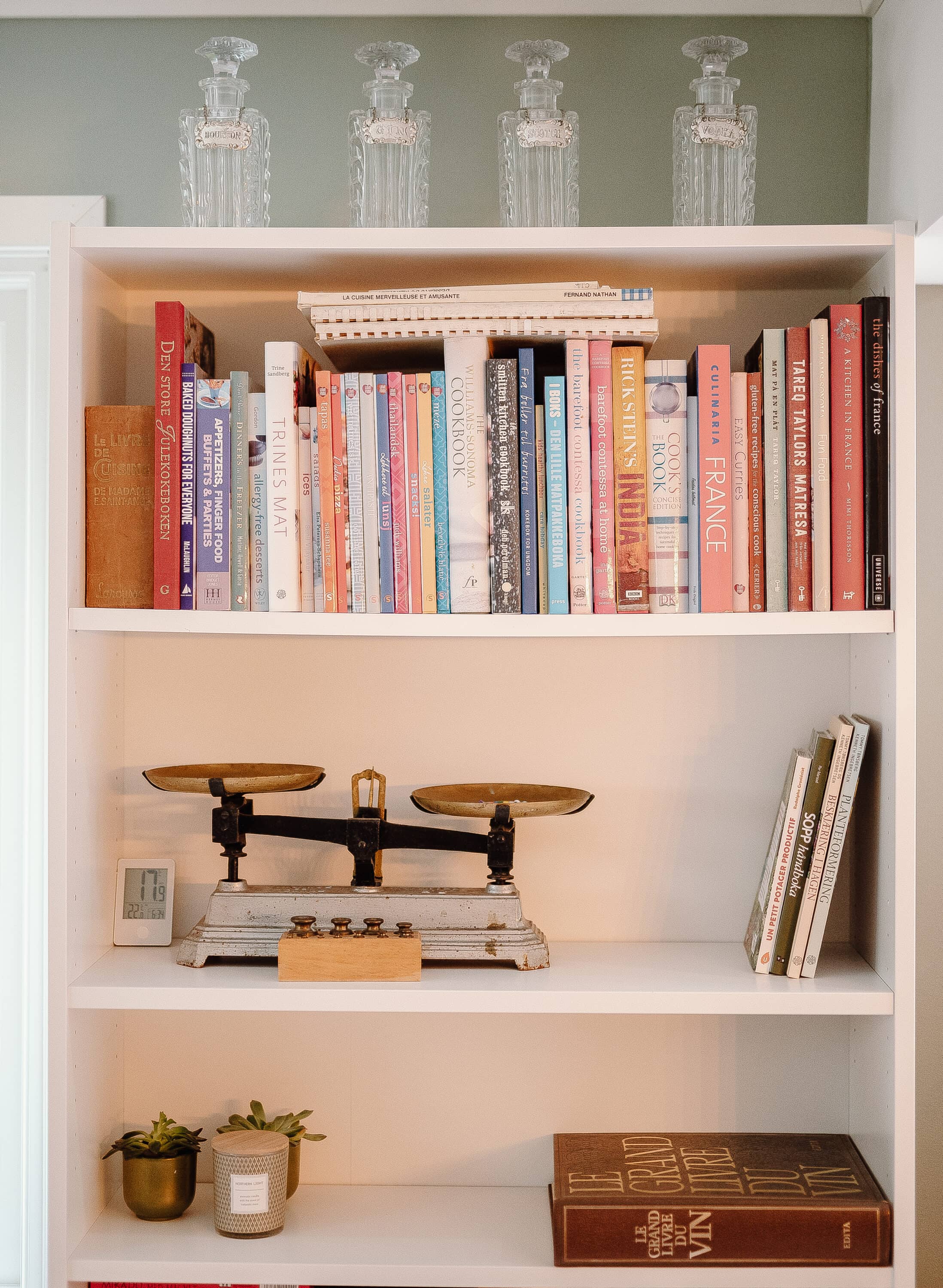 How to decorate a shelf with minimalist design