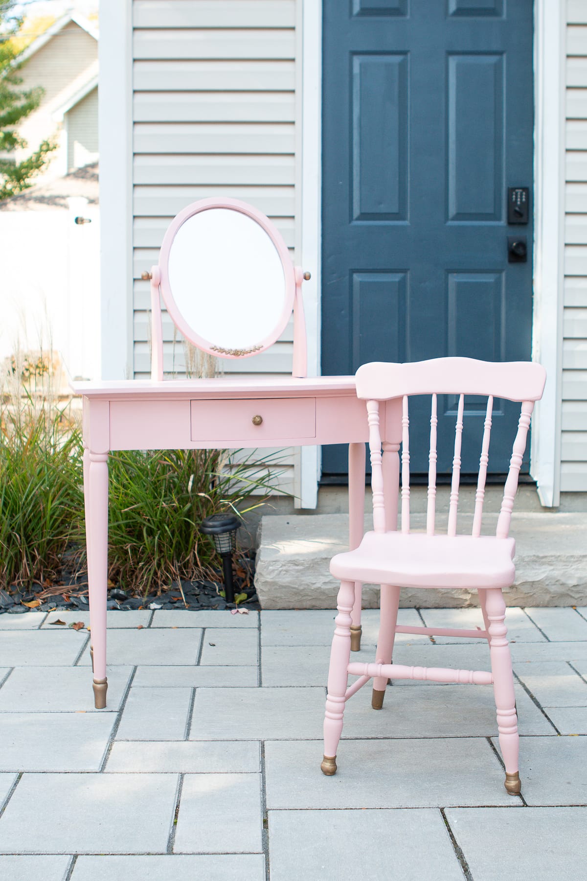 How to transform old furniture with this chalk paint furniture DIY project