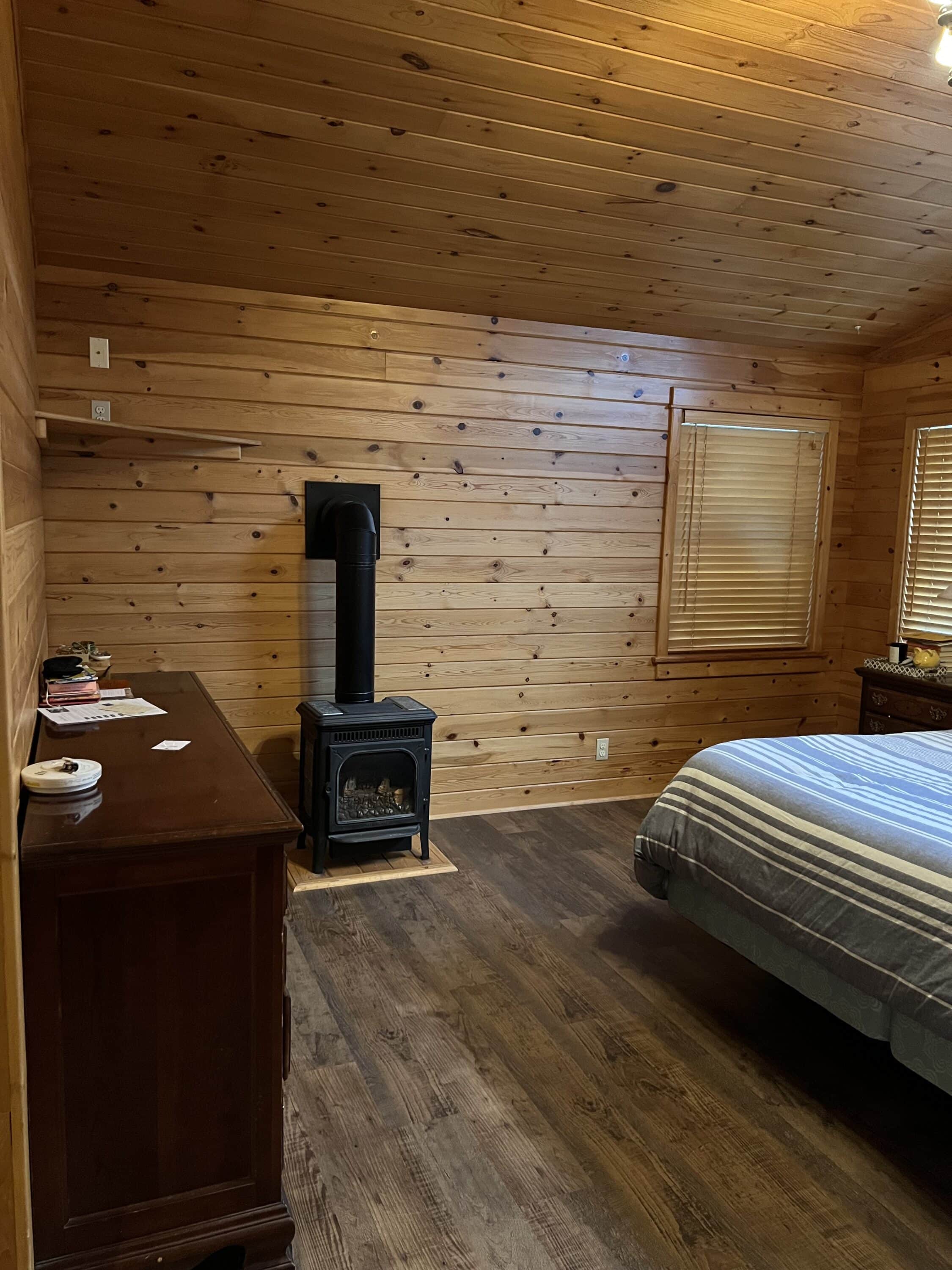 یک اجاق گاز مشکی در اتاق خواب اصلی با پانل های چوبی