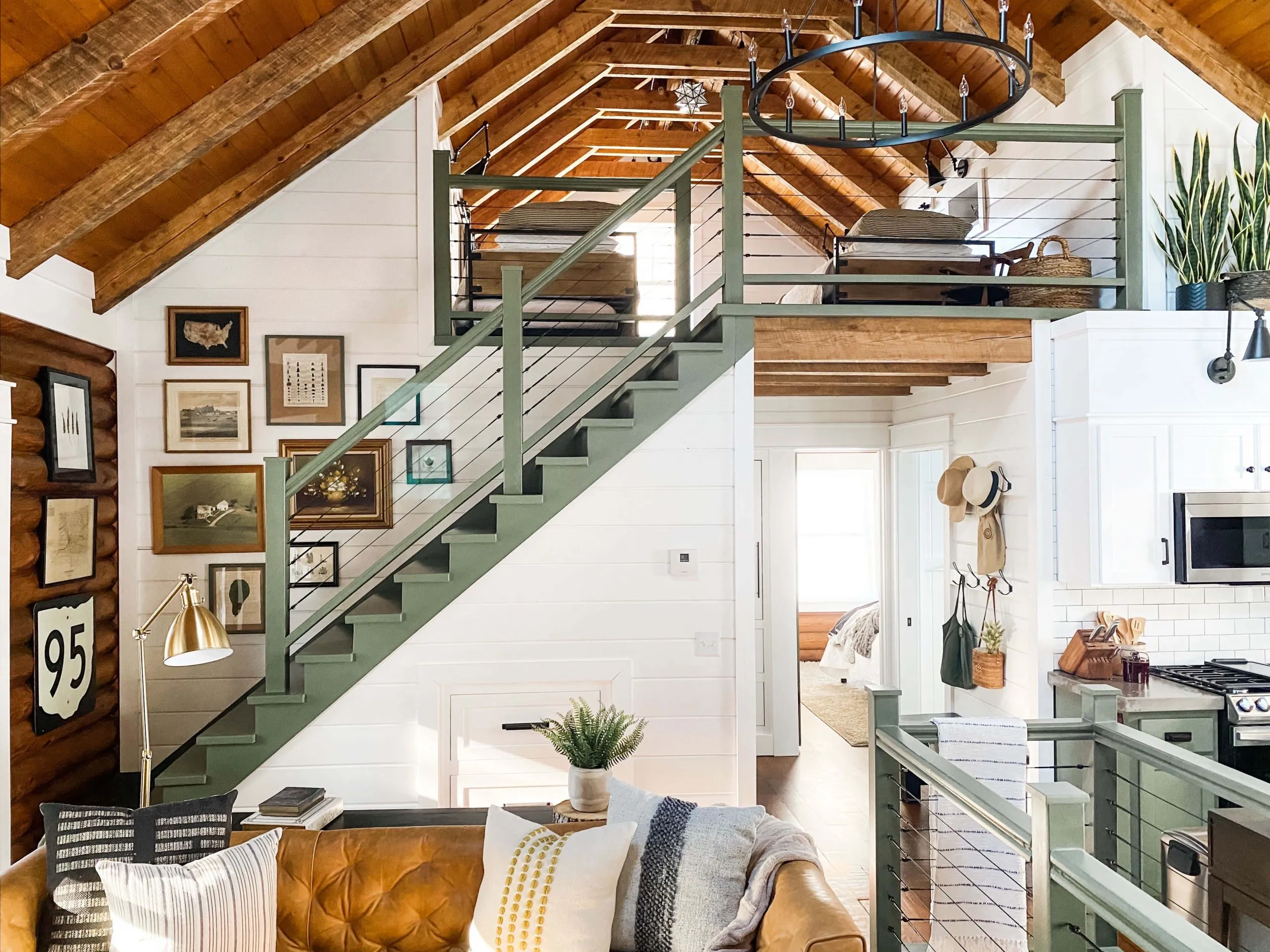 یک کابین مدرن با پله های سبز، دیوار گالری و سقف تخته چوبی