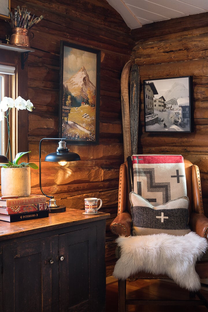 با دیوارهای چوبی، مبلمان مجلل و هنر مدرن یک فضای اتاق خواب دنج ایجاد کنید