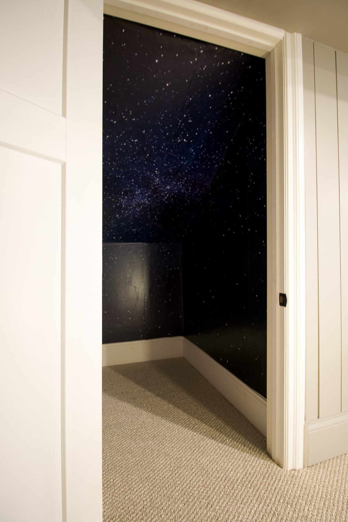 Utiliser un papier peint d'étoiles de galaxie dans notre placard du sous-sol
