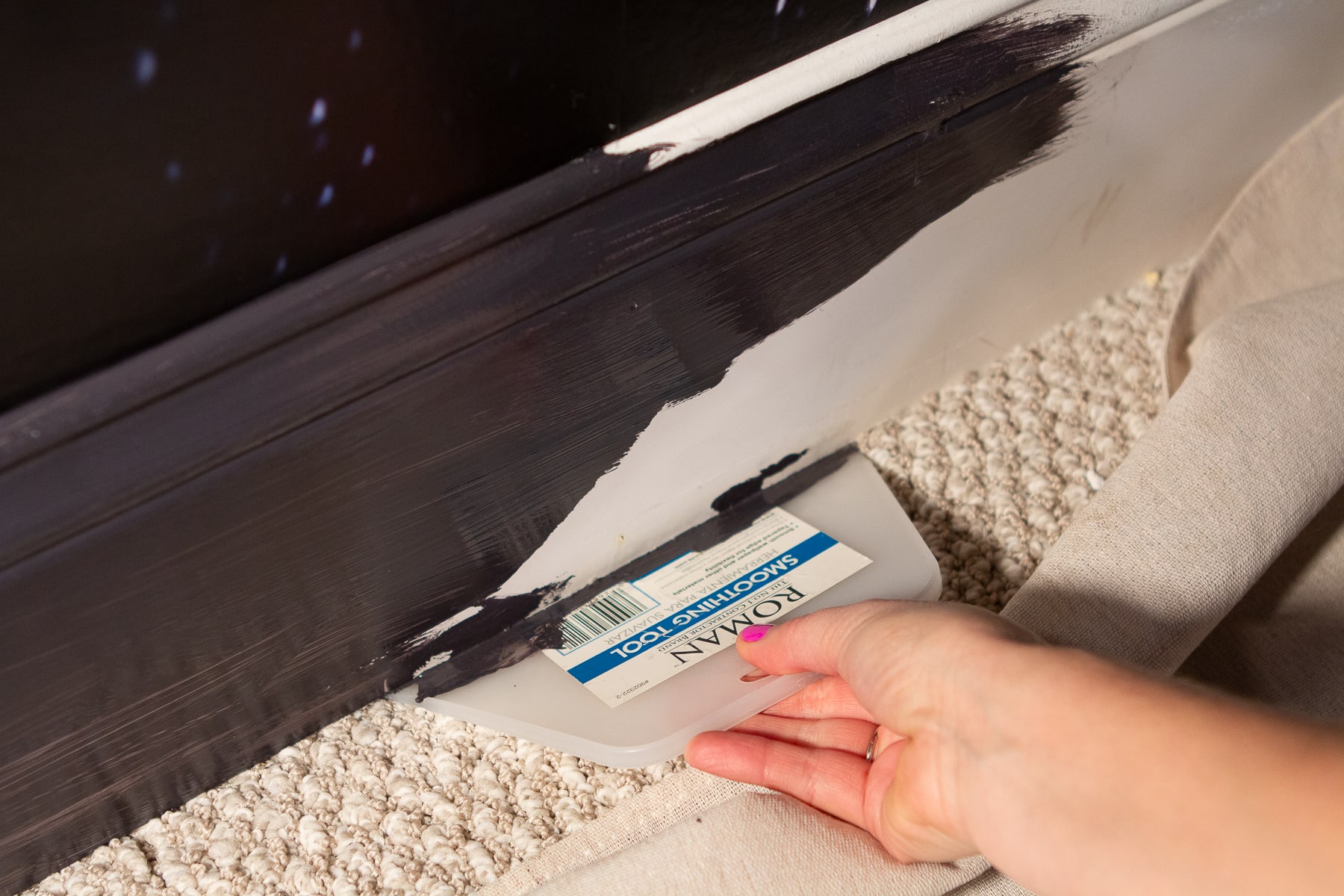 قبل از رنگ آمیزی یک کاغذ دیواری صاف را زیر قرنیز بچسبانید